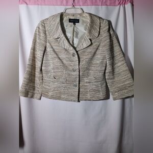Isabel & Nina Metallic Blazer It is a set of two pieces.